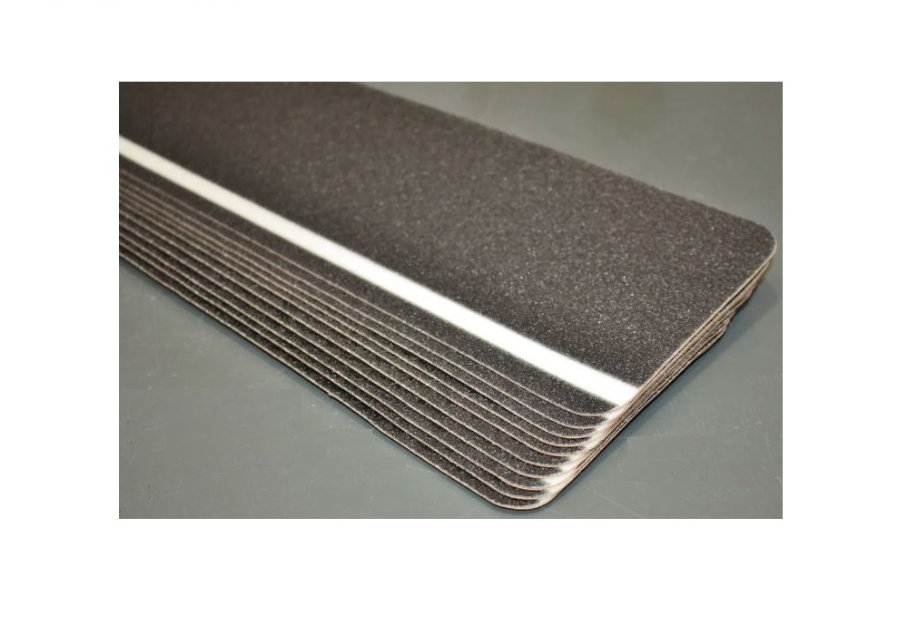 3M™ Safety-Walk™ Cinta Antideslizante con Franja Fotoluminiscente 690, Negro, 150 x 300 mm, (100 Piezas en cada Caja)